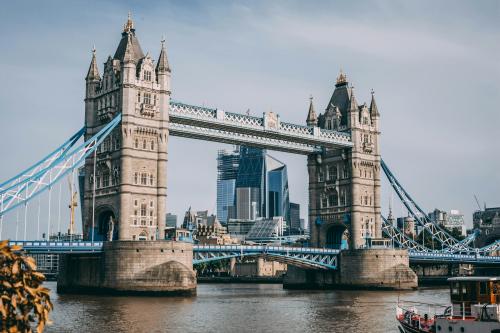 Cheap first class flight to London