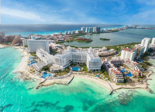 Cheap first class flight to Cancun, Mexico