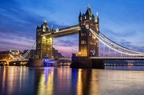 Cheap first class flight from Los Angeles to London
