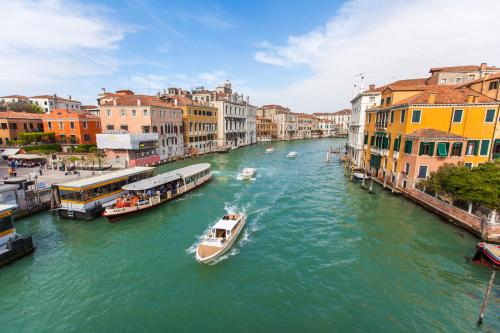 Cheap first class flights to Venice, Italy